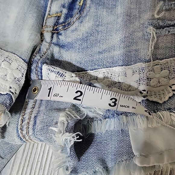 American Eagle Stretch Hi-Rise Shortie Lace Detailed Jean Shorts Size 6 NWT - Picture 9 of 11